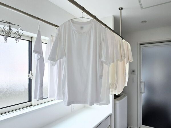 部屋干しが多い季節に！　企業が教えるエアコンと除湿機の活用術