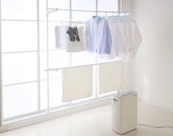 部屋干しが多い季節に！　企業が教えるエアコンと除湿機の活用術