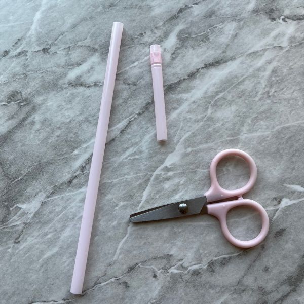 ストローを鉛筆削りに差し込んで…？　使い道に「天才かよ」「すぐ試す」