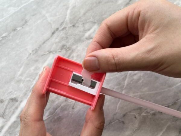 ストローを鉛筆削りに差し込んで…？　使い道に「天才かよ」「すぐ試す」