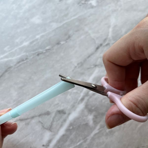 ストローを鉛筆削りに差し込んで…？　使い道に「天才かよ」「すぐ試す」