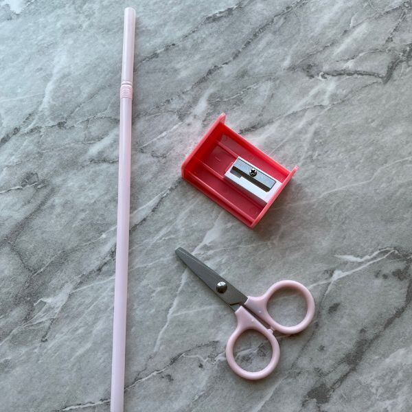 ストローを鉛筆削りに差し込んで…？　使い道に「天才かよ」「すぐ試す」