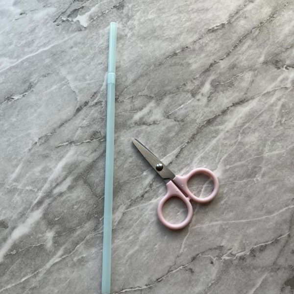 ストローを鉛筆削りに差し込んで…？　使い道に「天才かよ」「すぐ試す」