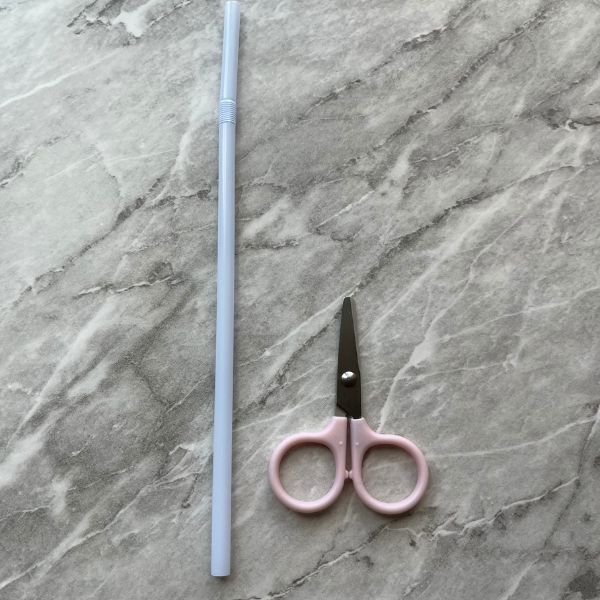 ストローを鉛筆削りに差し込んで…？　使い道に「天才かよ」「すぐ試す」