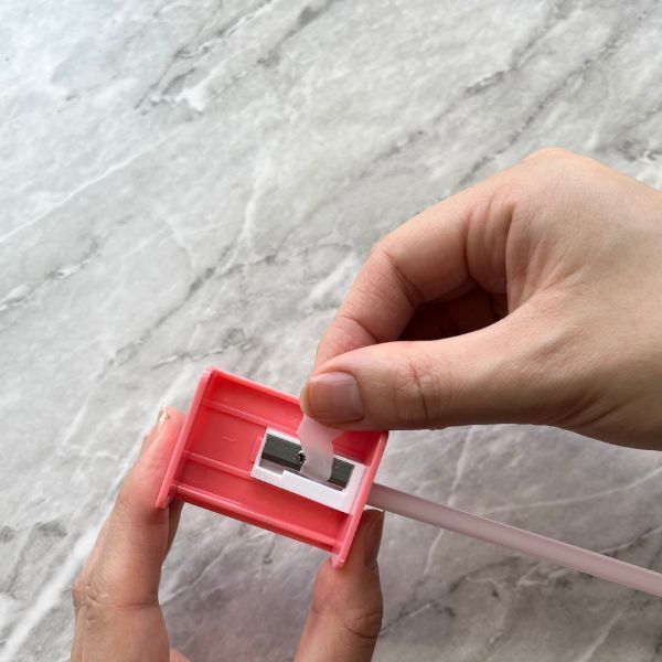 ストローを鉛筆削りに差し込んで…？　使い道に「天才かよ」「すぐ試す」