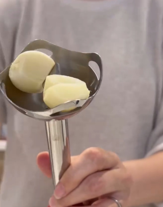 「手がくさくならない！」　ニンニクを刻む驚きの方法に「革命的」「絶対やる」