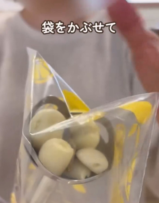 「手がくさくならない！」　ニンニクを刻む驚きの方法に「革命的」「絶対やる」