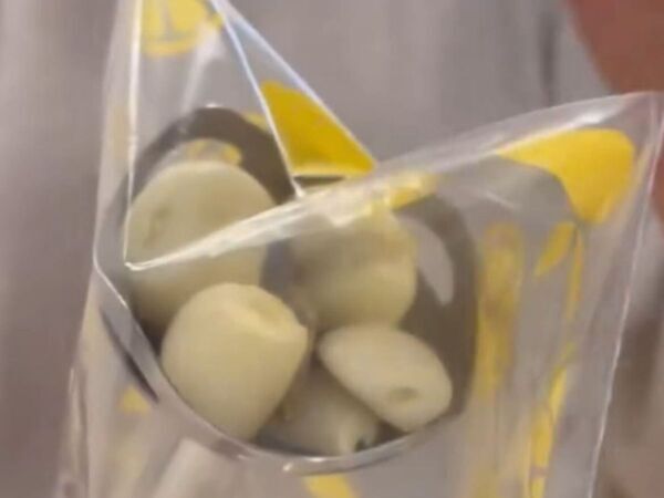 「手がくさくならない！」　ニンニクを刻む驚きの方法に「革命的」「絶対やる」