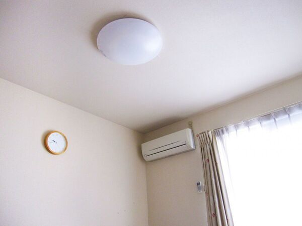 壁紙のヤニ汚れはどうすれば落ちる？　企業が教える掃除方法に「やってみる」