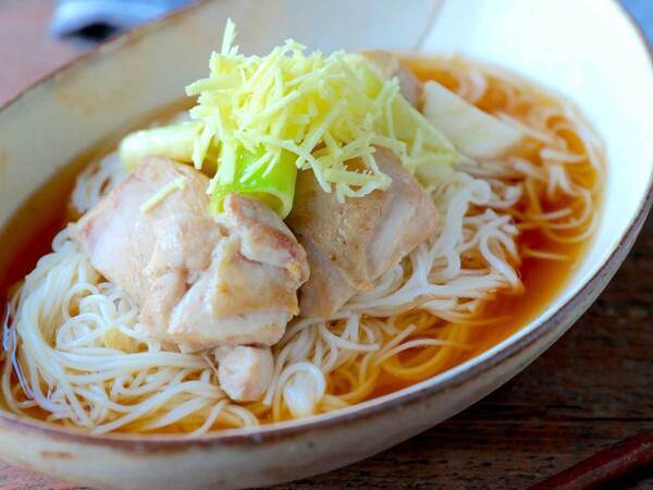 残ったそうめんの消費に！　1年中いけるアレンジ、上にのせたのは…