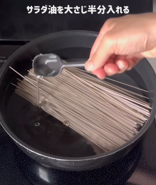 乾麺のそばを『水』からゆでると？　食感の変化に「本当に別モノ」「試してみる」