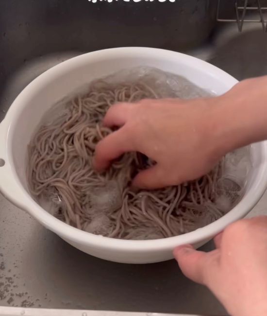 乾麺のそばを『水』からゆでると？　食感の変化に「本当に別モノ」「試してみる」