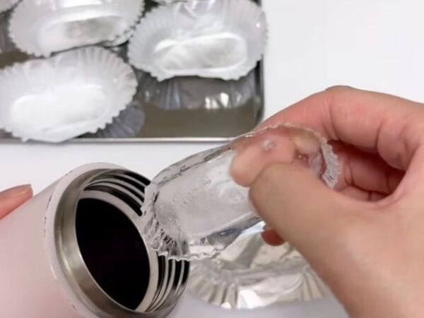 氷を切らしたらアルミカップ！　時短テクに「これは助かる」「すぐ試す」