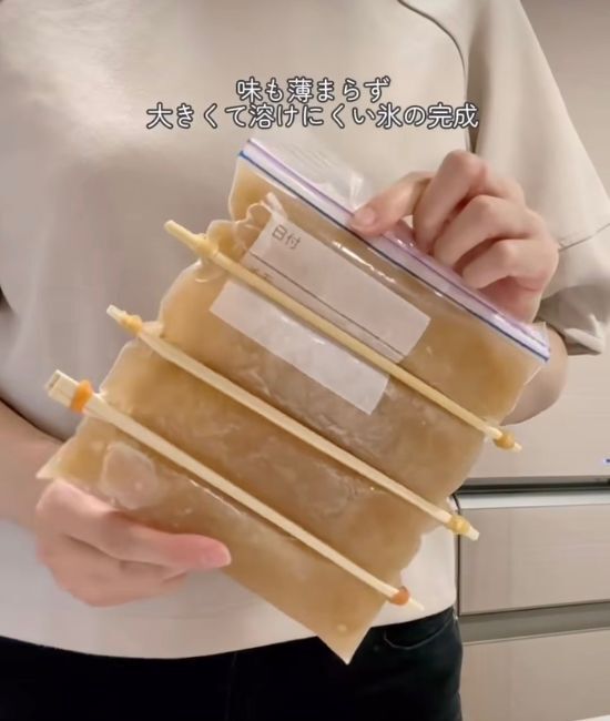 氷を切らしたらアルミカップ！　時短テクに「これは助かる」「すぐ試す」