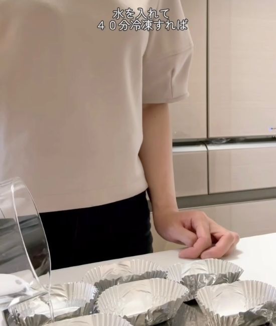 氷を切らしたらアルミカップ！　時短テクに「これは助かる」「すぐ試す」