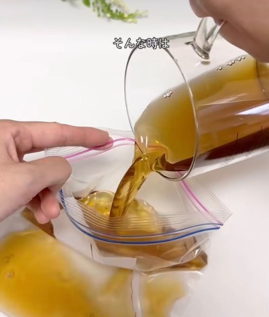 氷を切らしたらアルミカップ！　時短テクに「これは助かる」「すぐ試す」