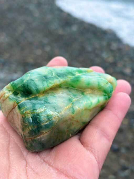 海岸を歩いていると…　拾ったモノが？「これはやばい」