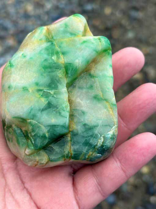 海岸を歩いていると…　拾ったモノが？「これはやばい」