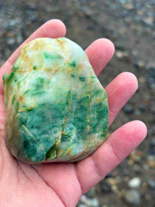 海岸を歩いていると…　拾ったモノが？「これはやばい」