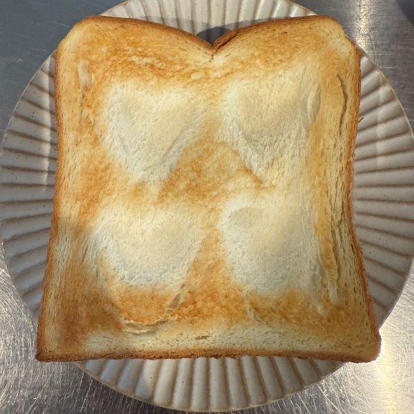 食パンにスプーンを押し当てて？　焼き上がりに「かわいすぎ」「気分上がる」