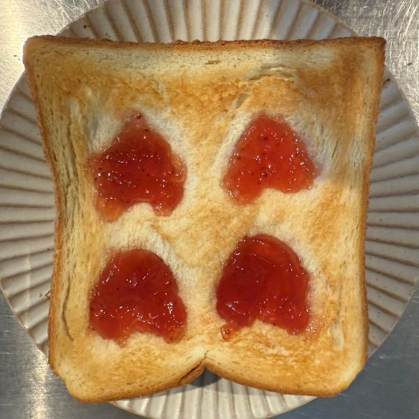 食パンにスプーンを押し当てて？　焼き上がりに「かわいすぎ」「気分上がる」