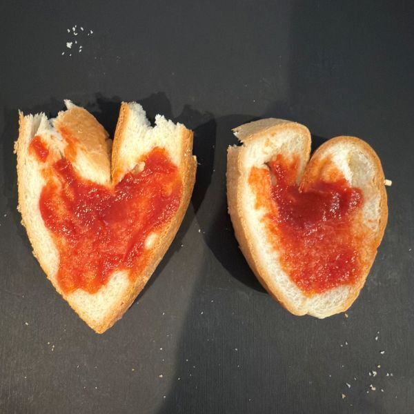 食パンにスプーンを押し当てて？　焼き上がりに「かわいすぎ」「気分上がる」