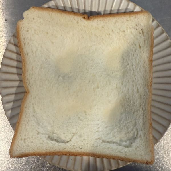 食パンにスプーンを押し当てて？　焼き上がりに「かわいすぎ」「気分上がる」