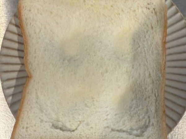 食パンにスプーンを押し当てて？　焼き上がりに「かわいすぎ」「気分上がる」