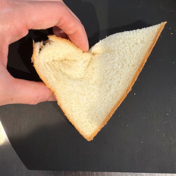 食パンにスプーンを押し当てて？　焼き上がりに「かわいすぎ」「気分上がる」