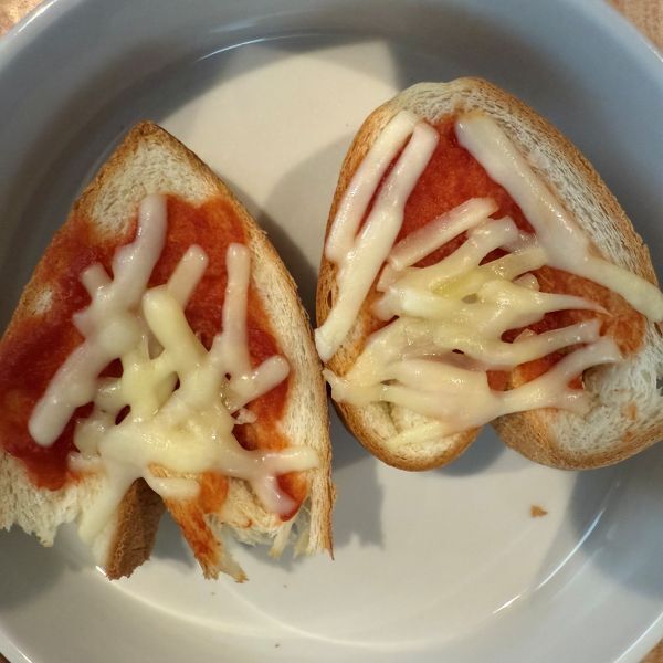 食パンにスプーンを押し当てて？　焼き上がりに「かわいすぎ」「気分上がる」