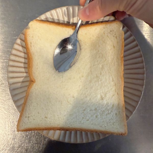 食パンにスプーンを押し当てて？　焼き上がりに「かわいすぎ」「気分上がる」