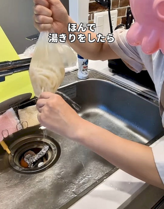 冷凍うどんの電子レンジ調理時間が長いなら？　1分に短縮する意外な方法がすごい！