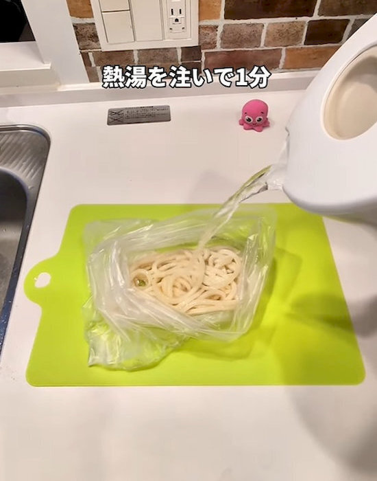 冷凍うどんの電子レンジ調理時間が長いなら？　1分に短縮する意外な方法がすごい！