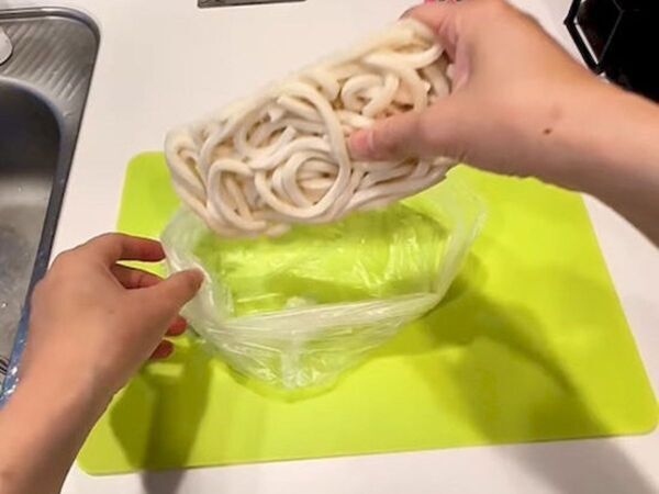 冷凍うどんの電子レンジ調理時間が長いなら？　1分に短縮する意外な方法がすごい！