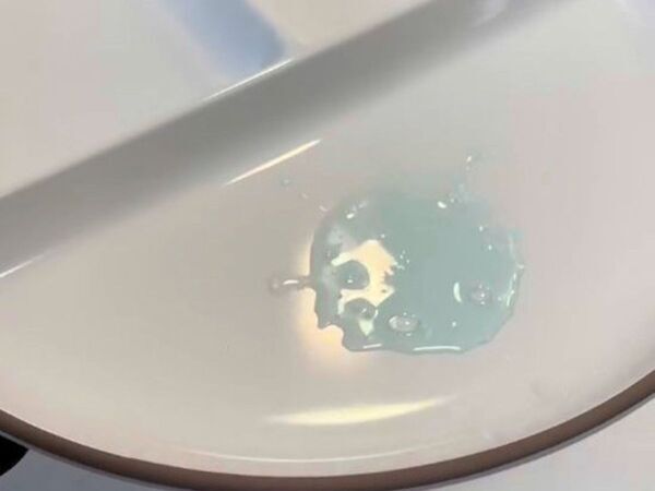 食器から剥がしたシール　ベタベタに残った糊には…「落とせた！」「これだけでいいなんて」