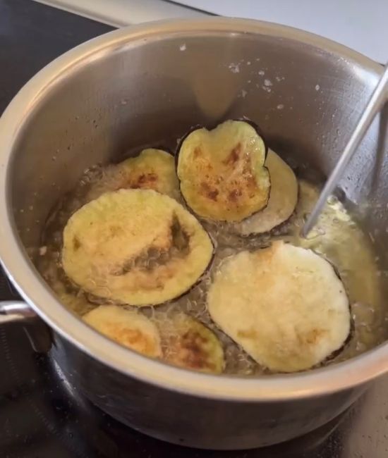 ナスを輪切りにして揚げてみて！　絶品レシピに「子供の手が止まらない」