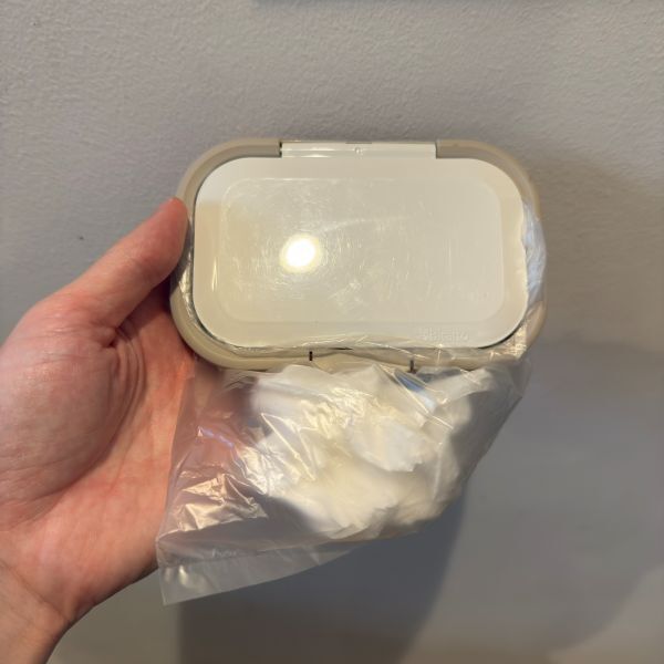 お尻拭きの蓋そのまま捨ててない？　便利すぎる使い方に「思い付かなかった」