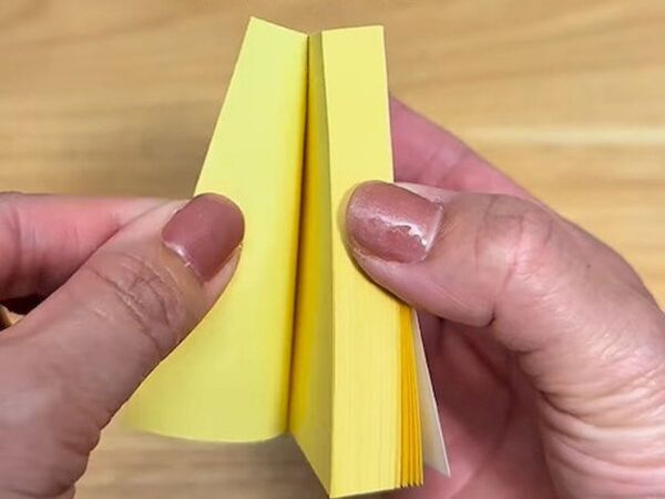 ふせんが丸まらない！　きれいに貼り付けるためのコツに「真似します」「天才的」