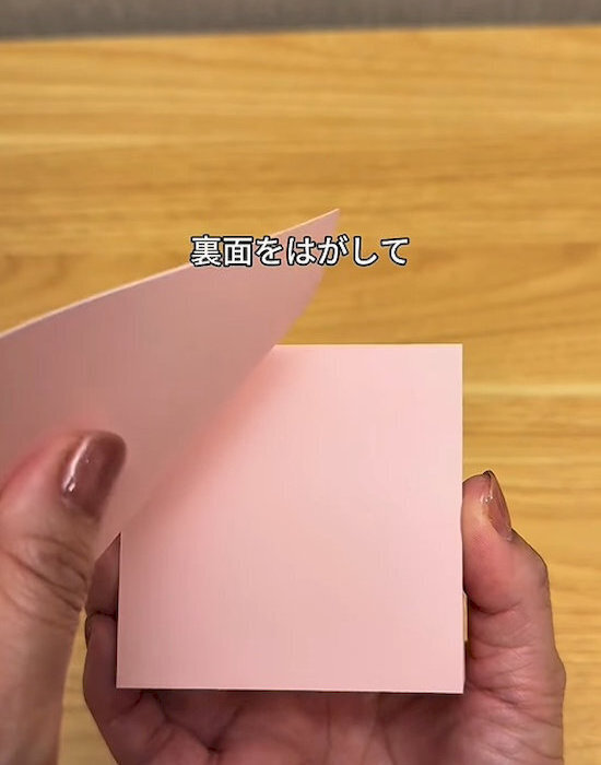 ふせんが丸まらない！　きれいに貼り付けるためのコツに「真似します」「天才的」