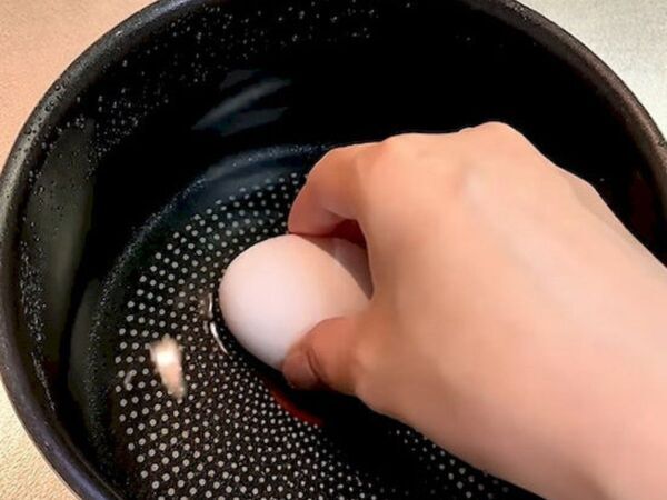 卵を鍋に並べて水を少し…　完成したゆで卵に「時短すぎ」「感動した」