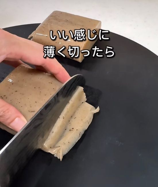こんにゃくを凍らせて焼いたら…　驚きの変身に「おつまみに最高」