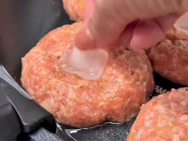 ハンバーグに氷を1つ入れてみて！　焼いた結果に「すごい」「この発想はなかった」