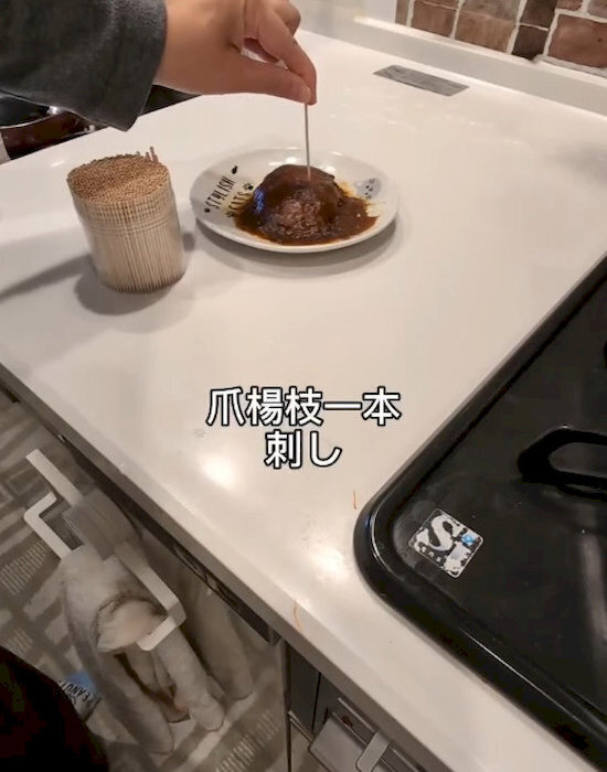 電子レンジで加熱中にラップに穴が…　爪楊枝の裏技に「コレは賢い」「知らなかった」