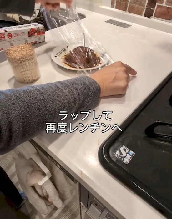 電子レンジで加熱中にラップに穴が…　爪楊枝の裏技に「コレは賢い」「知らなかった」