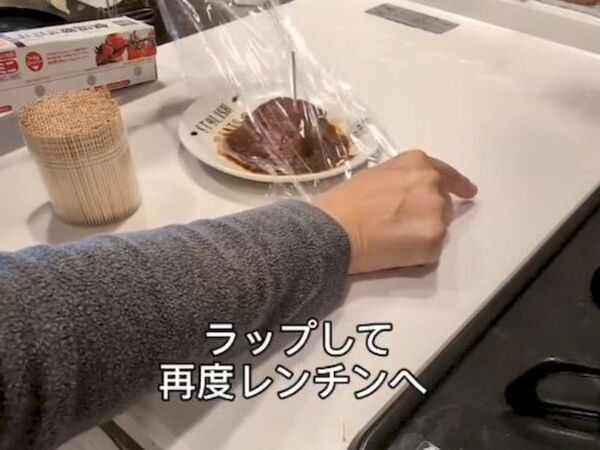 電子レンジで加熱中にラップに穴が…　爪楊枝の裏技に「コレは賢い」「知らなかった」