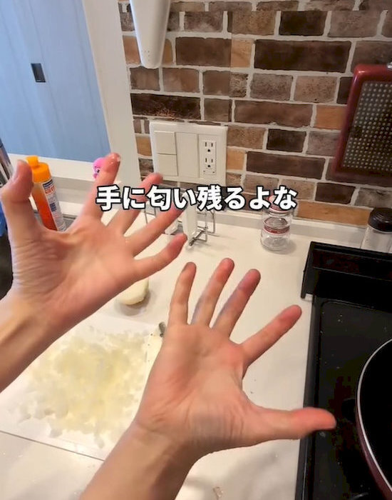 プラ容器に塩を入れて振るだけ　ニオイが消える裏技に「すぐやる」「簡単すぎ」