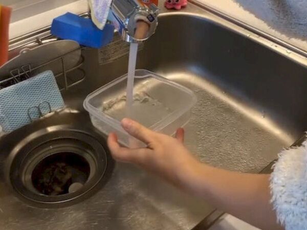 プラ容器に塩を入れて振るだけ　ニオイが消える裏技に「すぐやる」「簡単すぎ」