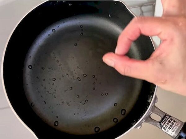 「やってみる！」 カレー鍋の『ギトギト汚れ』　スルッと落とす裏技とは？