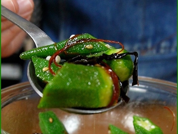 オクラに爪楊枝で穴をあけると？　完成した副菜に「最高の味」「箸が止まらない」