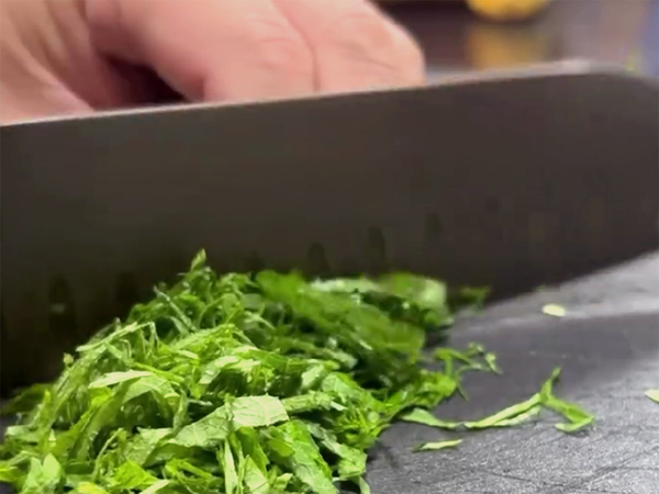 箸が止まらなくなりそう…　大葉を刻み、ちくわをカットしたら？「絶対においしいと思った」